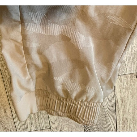 Athleta Pants Womens 8 Brooklyn Jogger Camo Pockets High Waisted Cream Stretchy - Picture 7 of 7